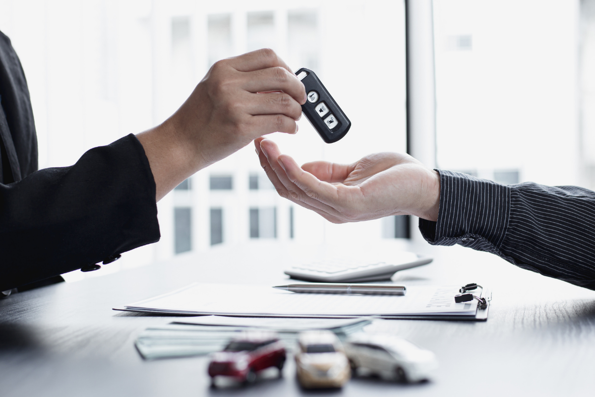 賣車交車時把車鑰匙交給買方，強制險可以過戶或在買方投保後退保