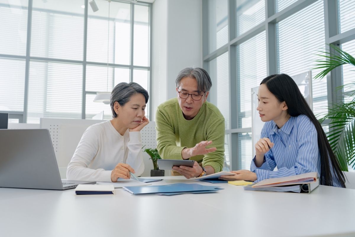 家人一起看文件，討論車子要由哪位繼承人取得