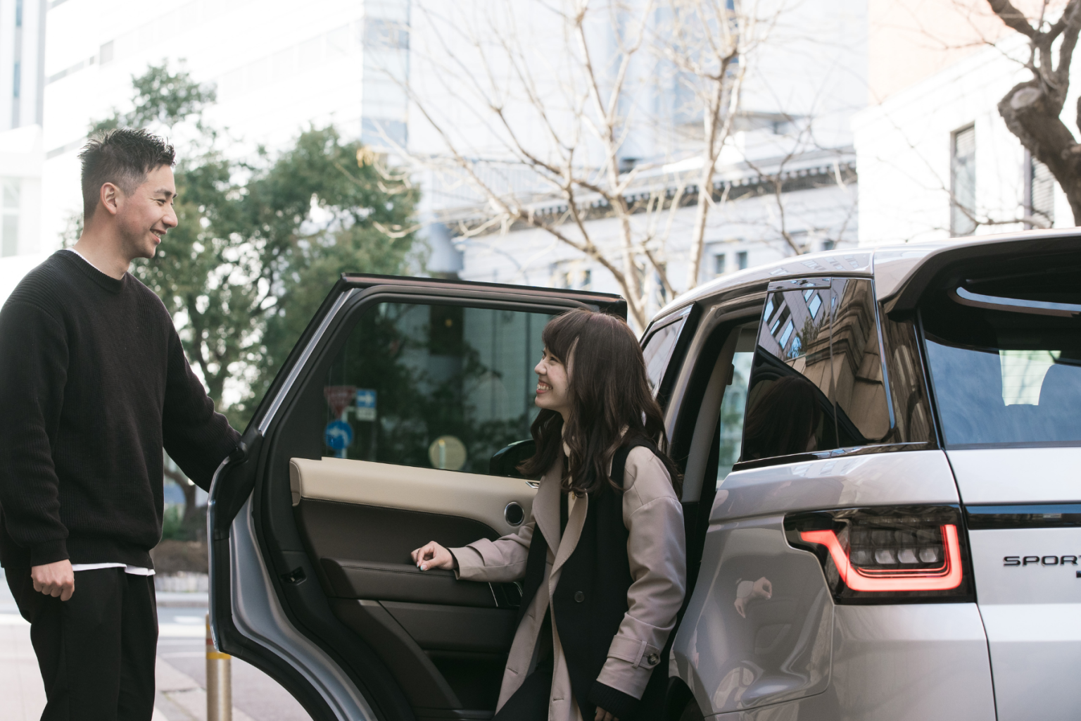 車主為同行友人打開休旅車車門，租賃車到期前評估要不要買回