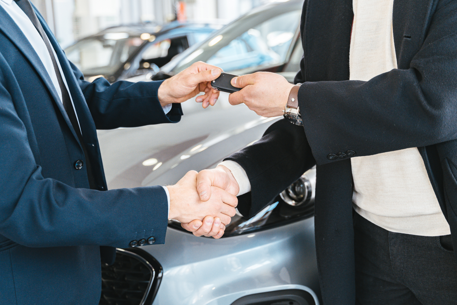 車主在車前把鑰匙交給車商，租賃車到期直接過戶給車商